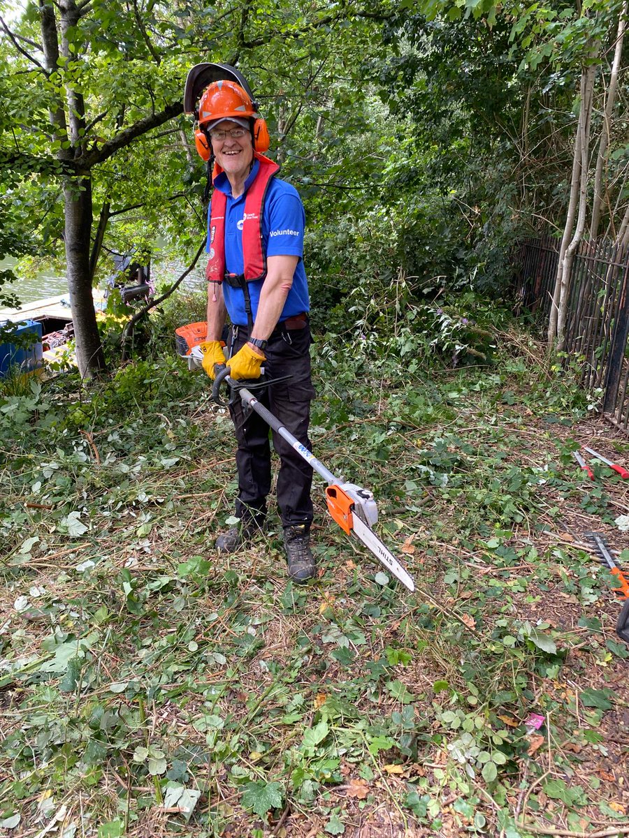 CRTWalesandSW's tweet photo. Our fab #volunteers at Green Park in #Bath clearing a viewpoint of the River Avon which had disappeared behind vegetation. Working in partnership with Waterspace, a large-scale green and blue infrastructure project creating a healthy river valley. @WaterSpaceBath
#BathRiverLine https://t.co/maVtnMBjkM