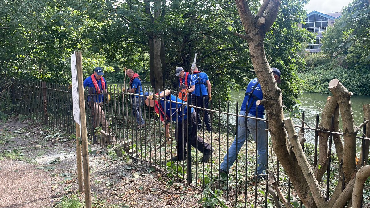 CRTWalesandSW's tweet photo. Our fab #volunteers at Green Park in #Bath clearing a viewpoint of the River Avon which had disappeared behind vegetation. Working in partnership with Waterspace, a large-scale green and blue infrastructure project creating a healthy river valley. @WaterSpaceBath
#BathRiverLine https://t.co/maVtnMBjkM
