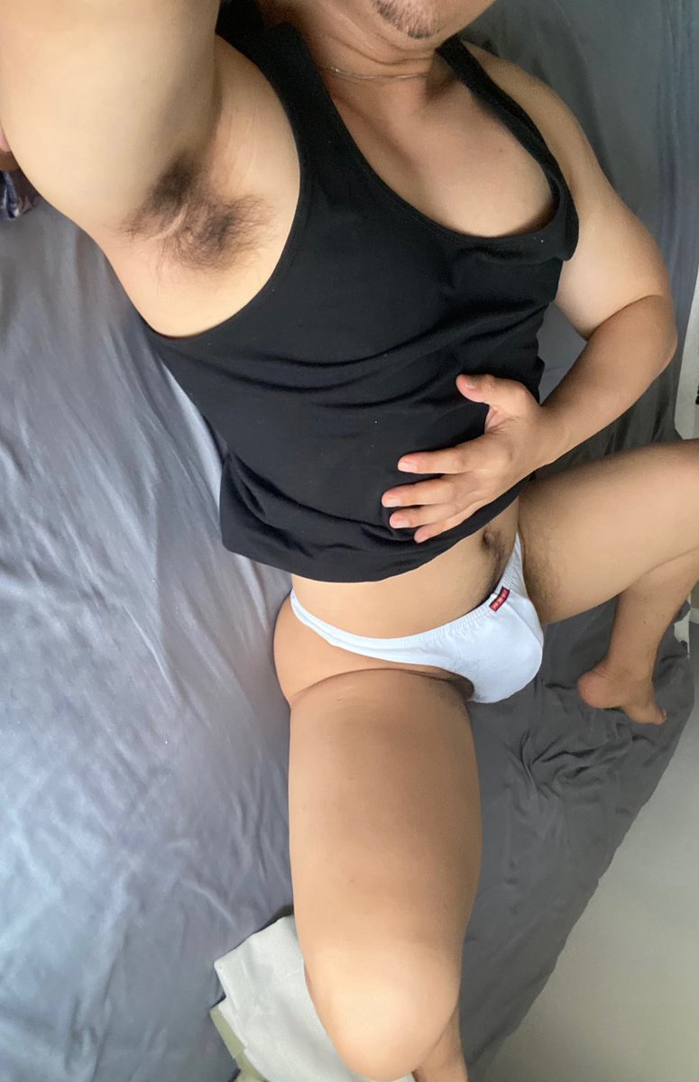 半个月没去健身房了
#tightywhities #fruitoftheloom #briefs #underwear #bulge #bigbulge #hung #gay #sleepy