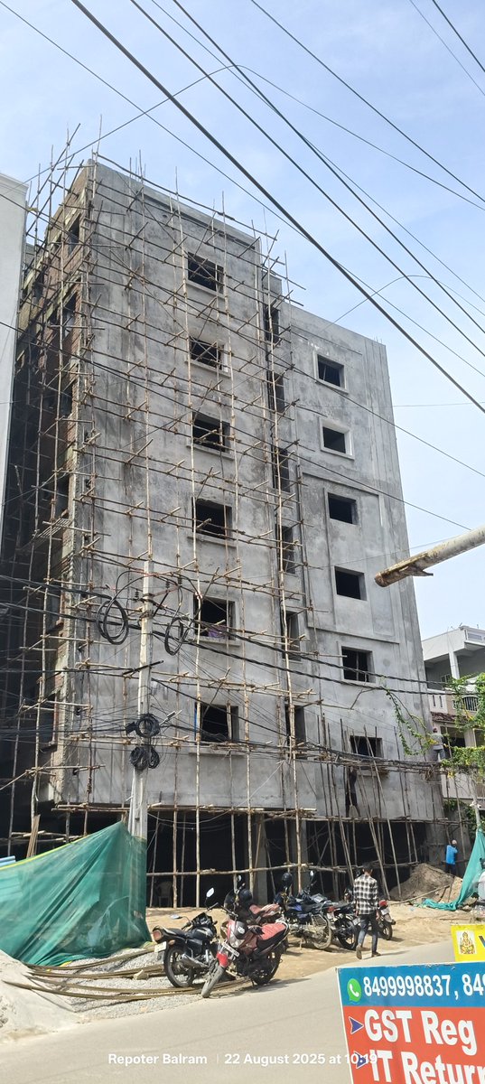 HydCitizen1235's tweet photo. @CommissionrGHMC @GHMCOnline @zc_kukatpally @DCkukatpayCMO హైదర్ నగర్ డివిజన్ అడ్డగుట్ట లోని ప్లాట్ నెంబర్ 91 స్టిల్ట్+3 అనుమతులు పొంది దర్జాగా ఆరు  అంతస్తులు వేసి.. ఫైల్ నెంబర్ 461435 / 10752 /ghmc2024 టౌన్ ప్లానింగ్ విభాగానికి సవాళ్లు విసురుతున్న భారీ అక్రమ నిర్మాణంపై చర్యలు..? https://t.co/MIVyOhgZS2