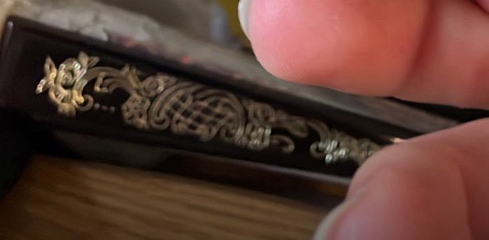 URGENTE !!!! 
Perdi este leque no bairro alto na noite da sexta feira passada (15 de agosto) 
Estive pelo Miradouro Sao Pedro de Alcantara 
Foi uma prenda de alguem especial e tem um valor sentimental enorme. 
Se alguem o encontrou pfv mande msg!