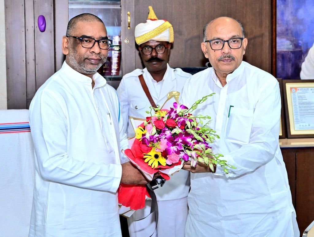 MithileshJMM's tweet photo. यशस्वी मुख्यमंत्री श्री @HemantSorenJMM जी ने आज झारखंड विधानसभा के तृतीय मानसून पूरक सत्र से पहले मा. विधानसभा अध्यक्ष आदरणीय श्री @Rabindranathji जी का अभिनंदन किया।

आप दोनों का मार्गदर्शन झारखंड की लोकतांत्रिक परंपराओं को और अधिक मजबूत करेगा।
@JmmJharkhand https://t.co/XzDUUuHxli