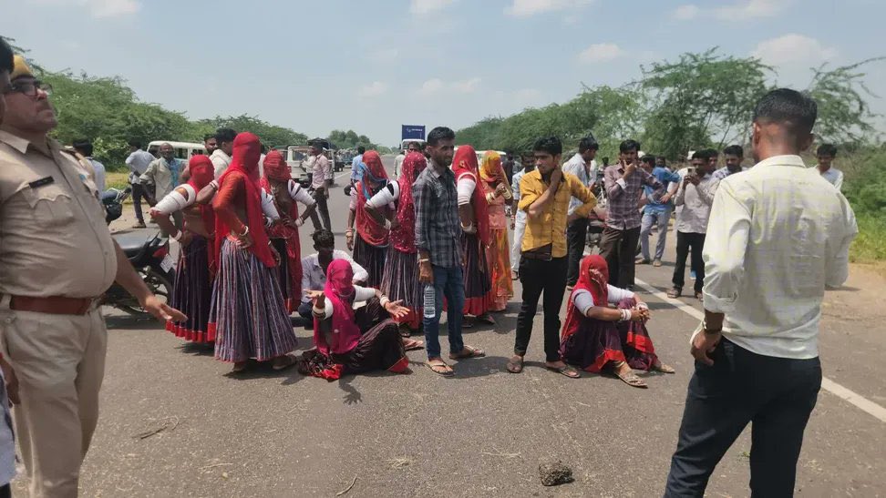 एक बेटी को न्याय नहीं मिल रहा है हरियाणा की मनीषा की तरह बालोतरा में भी एक बेटी की हत्या हुई है

सोरकी देवासी घर से निकली, लेकिन दो दिन बाद उसका शव मेगा हाईवे की झाड़ियों में सड़ा-गला मिला।
#Justice_for_sorki
