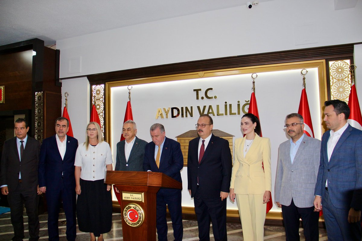 SedaSaribas09's tweet photo. #Efeler diyarı Aydın’ımızda, Gençlik ve Spor Bakanımız Sn. Osman Aşkın Bak’ı şehrimizdeki programları vesilesiyle Aydın Valiliğimizde karşıladık.

Devletimizin gençlerimize ve sporumuza verdiği değer bizlere güç veriyor. 

#Cumhurbaşkanımız Sn. Recep 
Tayyip Erdoğan’ın liderliğinde, Türkiye Yüzyılı vizyonuyla gençlerimizin geleceğine yatırım yapmaya devam ediyoruz. 

📍Aydın Valiliği
