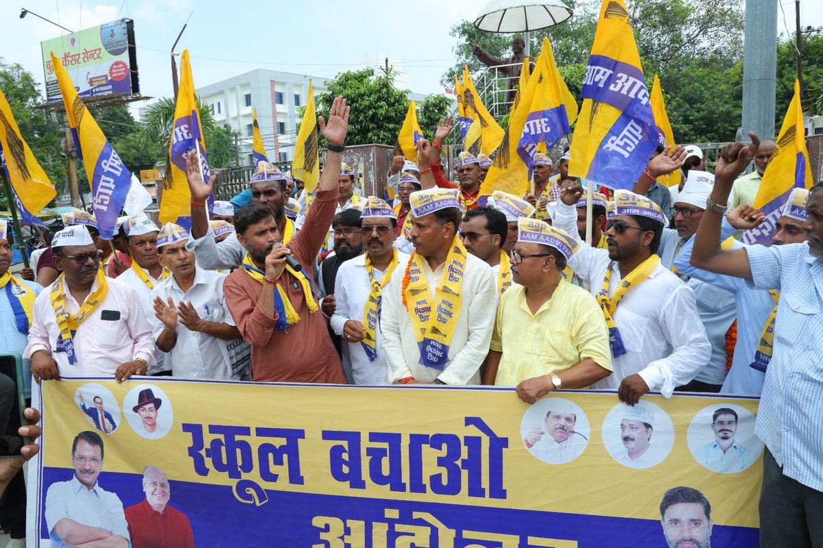 AamAadmiParty's tweet photo. 📍गोपालगंज, बिहार 

आम आदमी पार्टी, बिहार के प्रदेश अध्यक्ष राकेश यादव जी के नेतृत्व में गोपालगंज में निकाली गई #बिहार_में_भी_केजरीवाल_यात्रा 

इस दौरान प्रदेश में SIR द्वारा काटे जा रहे Vote और वोट चोरी के ख़िलाफ़ जनता को जागरूक किया गया। 

अब बिहार की जनता भी केजरीवाल जी के नेतृत्व में शिक्षा, स्वास्थ्य, रोजगार और बेहतर सुविधाएँ चाहती है।