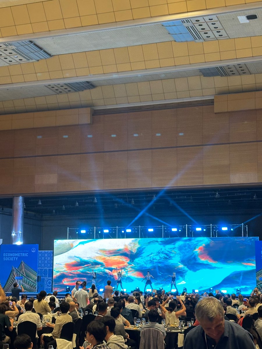 ttwwecon's tweet image. Amazing organizational work done by the econometric society world congress #ESWC 2025 in Seoul. There was even k-pop dancing group performance in the reception!