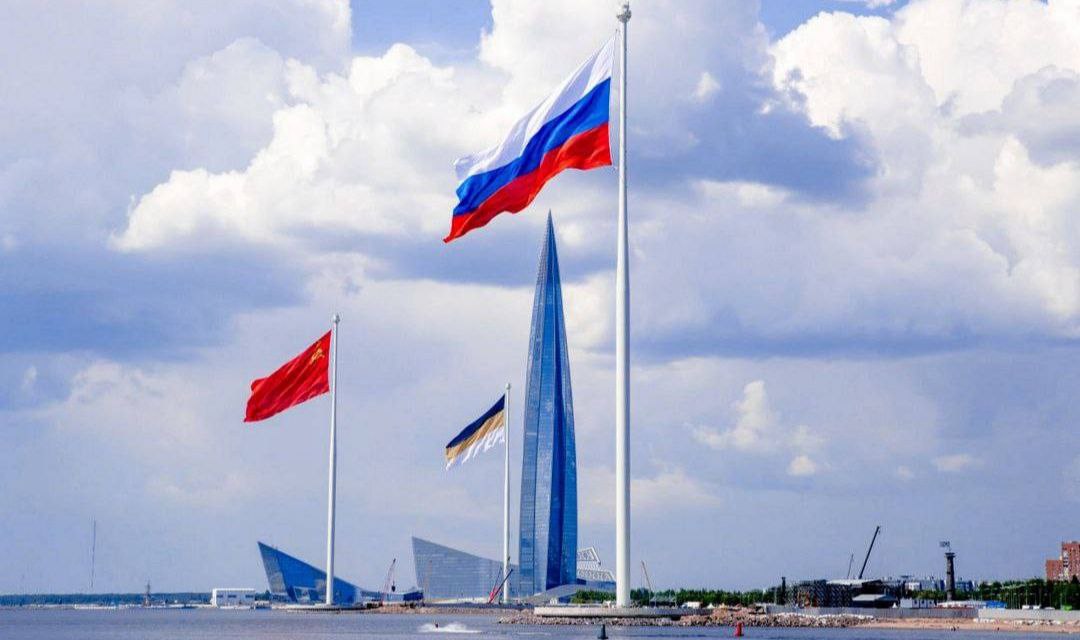 GeromanAT's tweet photo. Russia is celebrating State Flag Day today.
By respecting their history all 3 flags are shown. https://t.co/GYQ6ycZLHz