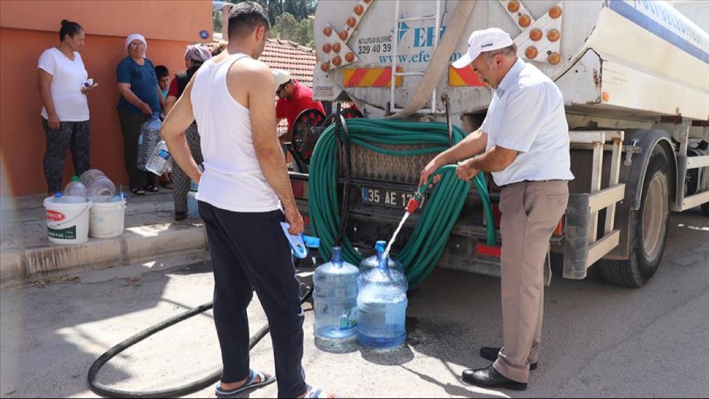 İzmir'de 39 gün sonra su yok.   

5 günde bir uygulanan planlı su kesintisi, bugünden itibaren 3 günde bir uygulanacak.