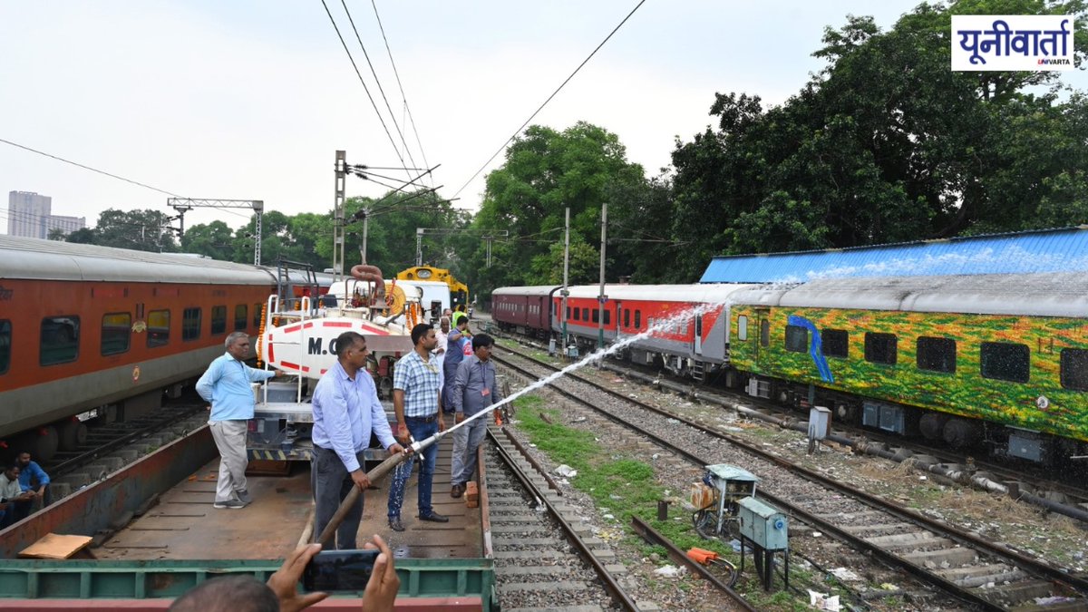 univartaindia1's tweet image. #InPhotos | दिल्ली के महापौर राजा इकबाल सिंह और रेलवे कर्मचारियों ने आज नई दिल्ली रेलवे स्टेशन से मॉस्किटो टर्मिनेटर ट्रेन को हरी झंडी दिखाकर रवाना किया।

(📸: Ranjan Dimri / UNI)

@RajaiqbalSingh3 | #RajaIqbalSingh | #Delhi | #NewDelhiRailwayStation | #MosquitoTerminatorTrain