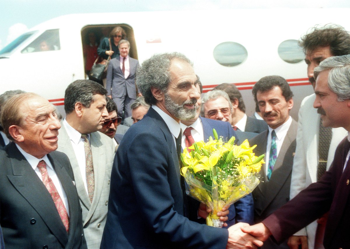 Can #Azerbaycan’ın bağımsızlığına ve bütün Türklerin birliğine ömrünü adamış milliyetçi ve demokrat lider, Azerbaycan’ın ikinci Cumhurbaşkanı, kendi tanımıyla “Atatürk’ün askeri” #EbulfezElçibey’i vefat yıl dönümünde rahmet, minnet ve dualarla anıyorum. 🇦🇿🇹🇷

Merhum Elçibey