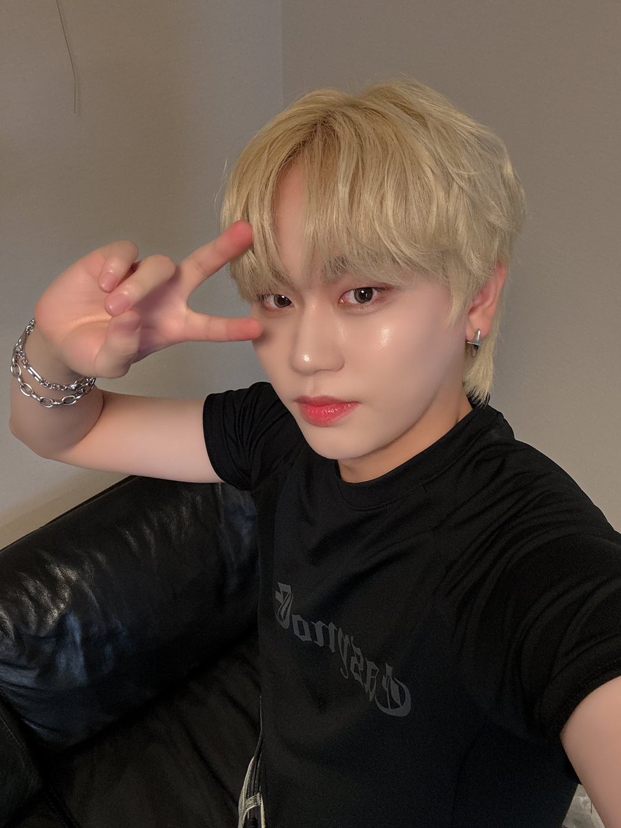 DKB] メンバーからセルカが到着🤳🏻🤍 #DKB #다크비 #ダークビー