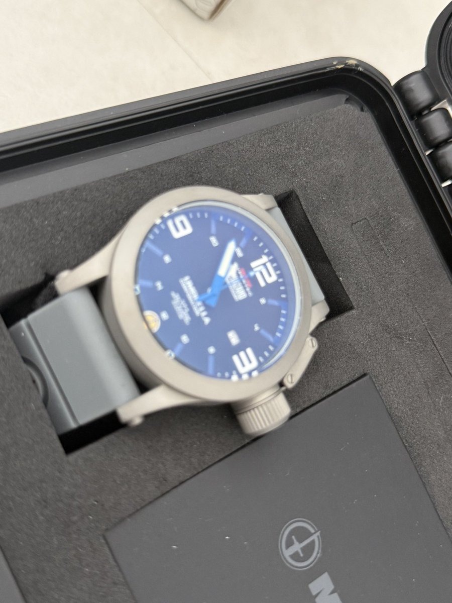 Tomorou9170's tweet image. MTMWatch✕バイオハザード25周年アンブレラモデルのレッドとブルーをゲット大ぶりで視認性も良く、どちらもとてもかっこいい‼️アンブレラといえば的なタナカのアンブレラマグナムを添えて
#MTM #バイオハザード　#アンブレラ　#腕時計