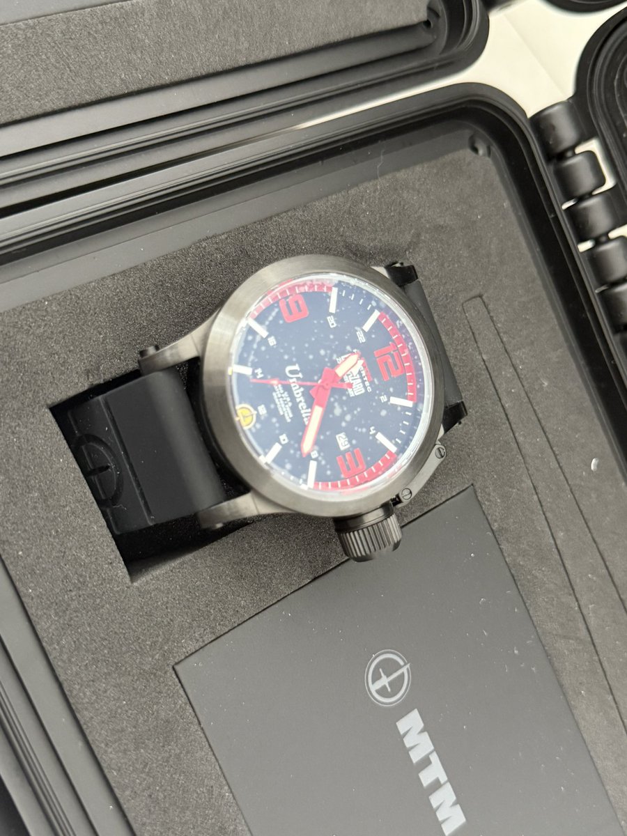 Tomorou9170's tweet image. MTMWatch✕バイオハザード25周年アンブレラモデルのレッドとブルーをゲット大ぶりで視認性も良く、どちらもとてもかっこいい‼️アンブレラといえば的なタナカのアンブレラマグナムを添えて
#MTM #バイオハザード　#アンブレラ　#腕時計