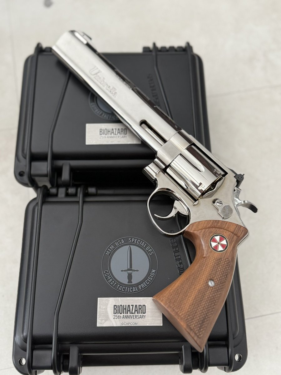 Tomorou9170's tweet image. MTMWatch✕バイオハザード25周年アンブレラモデルのレッドとブルーをゲット大ぶりで視認性も良く、どちらもとてもかっこいい‼️アンブレラといえば的なタナカのアンブレラマグナムを添えて
#MTM #バイオハザード　#アンブレラ　#腕時計