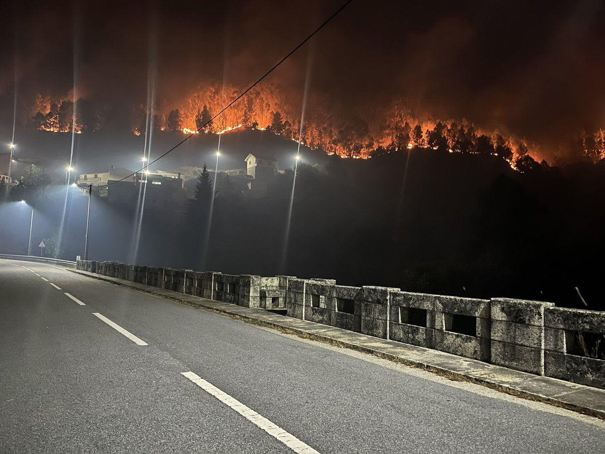 terebelar's tweet photo. #incendiosPT
#fogos https://t.co/gVy3WGzJQP