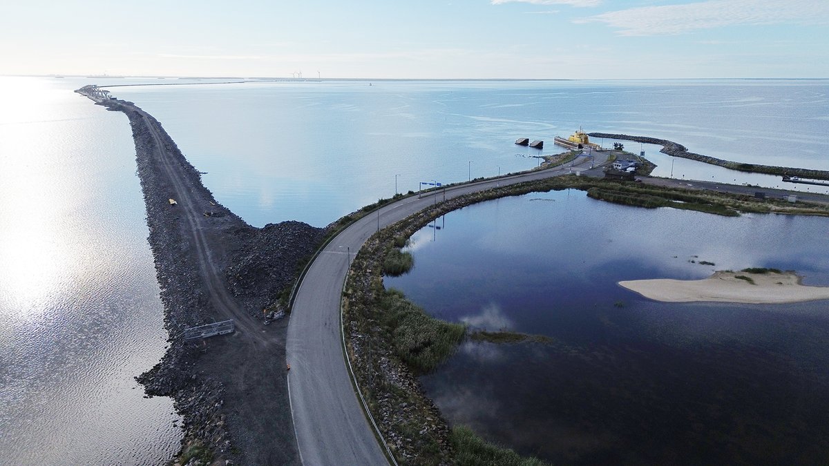 Riutun sillan vedeneristystyöt valmistuivat. Jos sää sallii, sillan asfaltointi on vuorossa ensi viikolla. 😎
Työpenkereestä on kohta puolet purettu, ja pengertien korotustyöt jatkuvat edelleen. 🚛 
Hailuodossa on aloitettu Luovontien levennystyöt. 🚧
#hailuodonkiinteäyhteys