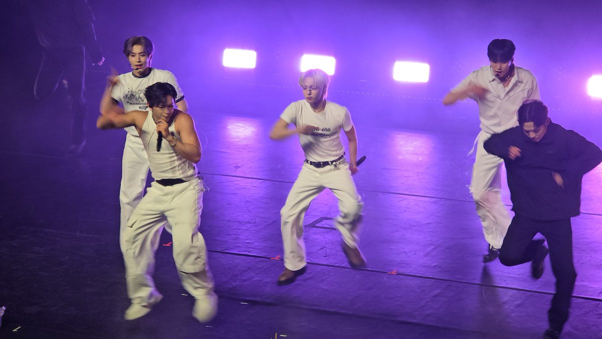 boatparking7's tweet photo. Great night with @official_ONEUS 
#ONEUS #oneusinla #ONEUSWorldTour #H_OUR_US_Together https://t.co/WP0aCsSjiN