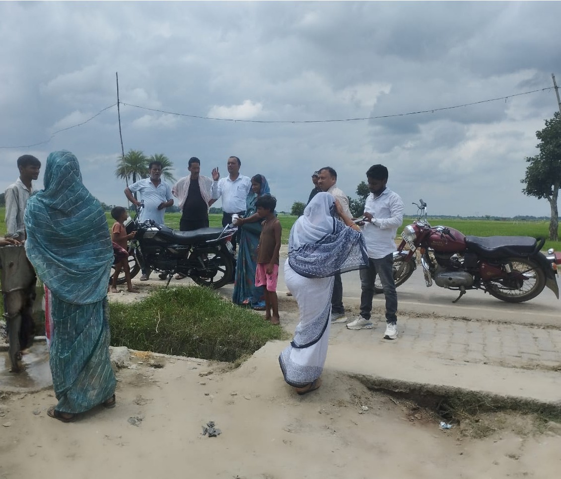 फाइलेरिया उन्मूलन हेतु मास ड्रग एडमिनिस्ट्रेशन (MDA) कार्यक्रम के तहत जनपद-सुल्तानपुर के भदैंया ब्लॉक अन्तर्गत सकवा कंकाली टोला में अधीक्षक, स्वास्थ्य शिक्षा अधिकारी व स्थानीय निवासियों के सहयोग से 25 परिवारों के 36 लोगों को पहली बार फाइलेरिया से बचाव की दवा खिलाई गयी।