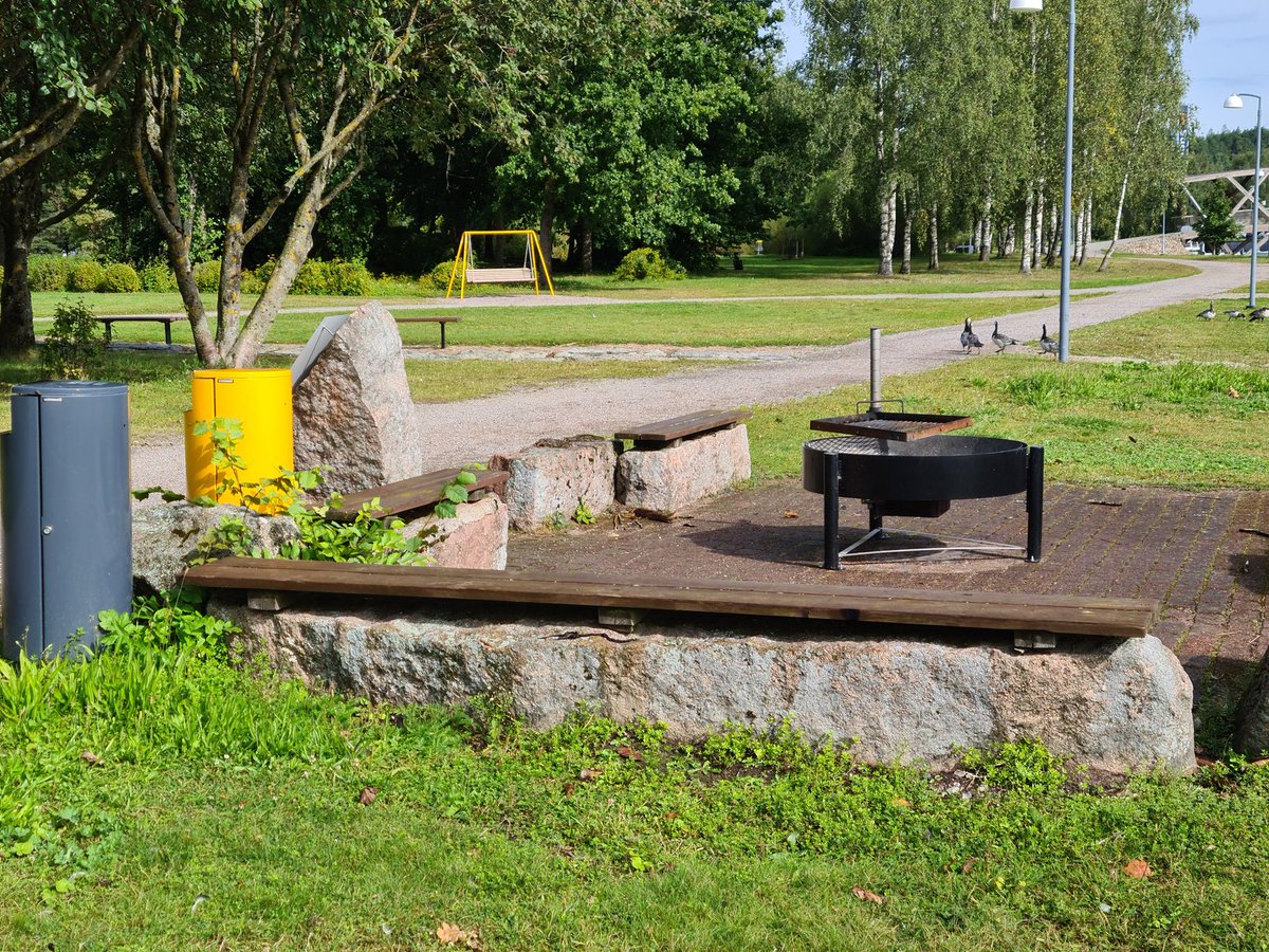 ayrvian's tweet image. Registro che nella civilissima 🇫🇮 la aree attrezzate per i barbecue sono comunali e non ti mandano i viglili urbani a multarti come nella Bologna fassista.
@matteolepore 
@PDBologna
