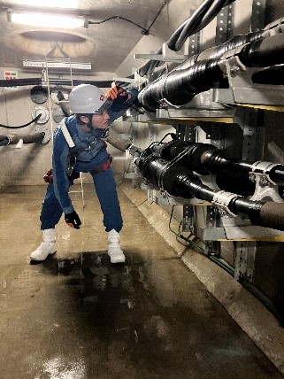 【高卒社員も活躍中！リクルーター紹介①「地中送電部門」】
当社では、リクルーターと呼ばれる社員が企業PRに貢献しています。
今回は、2023年度入社の工業高校（電気科）出身のリクルーターを紹介します。地中送電部門で安定供給のために日々活躍しています。