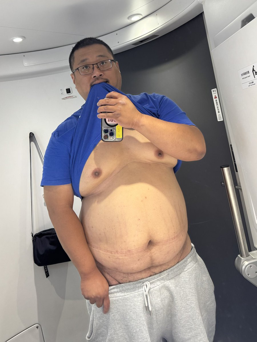 也算是邁入40歲大叔了😂😂
下午放自己半天假，回老家去了！！
諸位帥哥、優菜的祝福我都有看到🤣
就不特別一一回覆了
僅以在火車上的照片以資感謝了🤣🤣
#肚子上紅痕是褲子勒痕😂