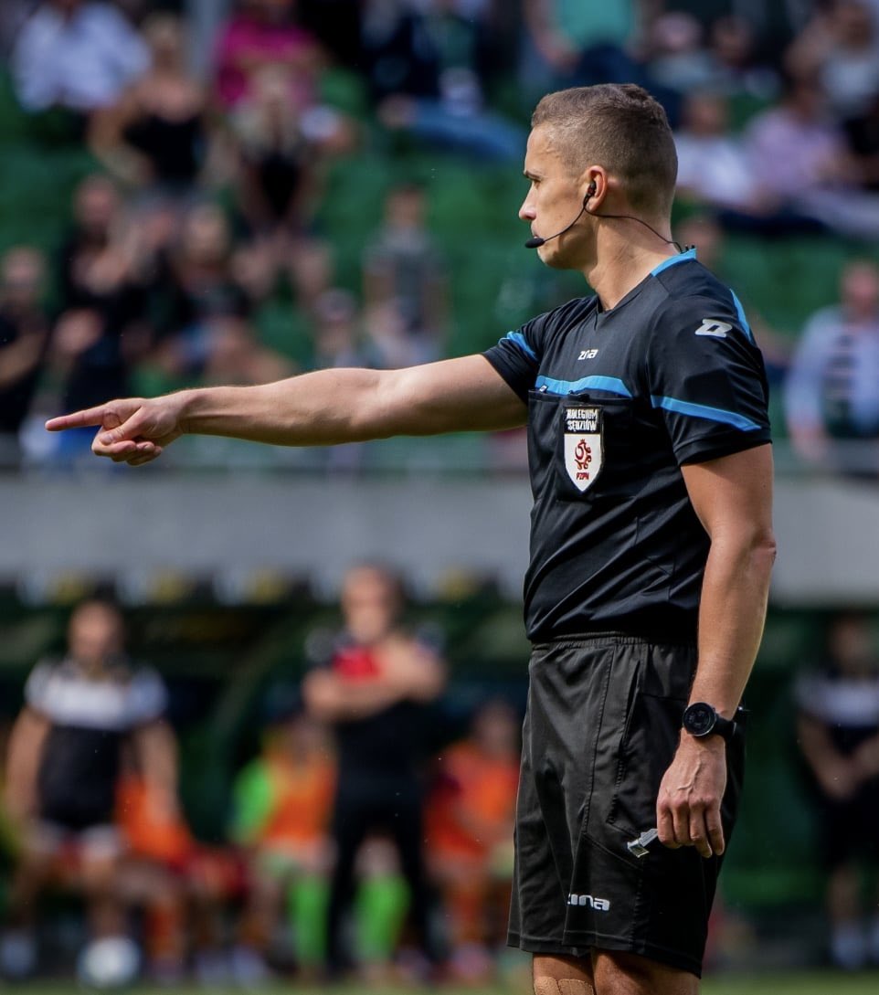 Poznaliśmy obsadę sędziowską meczu #WISŚLĄ 👨‍⚖️

• Sędzia główny: Paweł Malec (Łódź)
• Asystenci: Maciej Majewski i Łukasz Siercha
• Sędzia techniczny: Aleksander Kozieł
• VAR i AVAR: Łukasz Szczech i Jakub Winkler