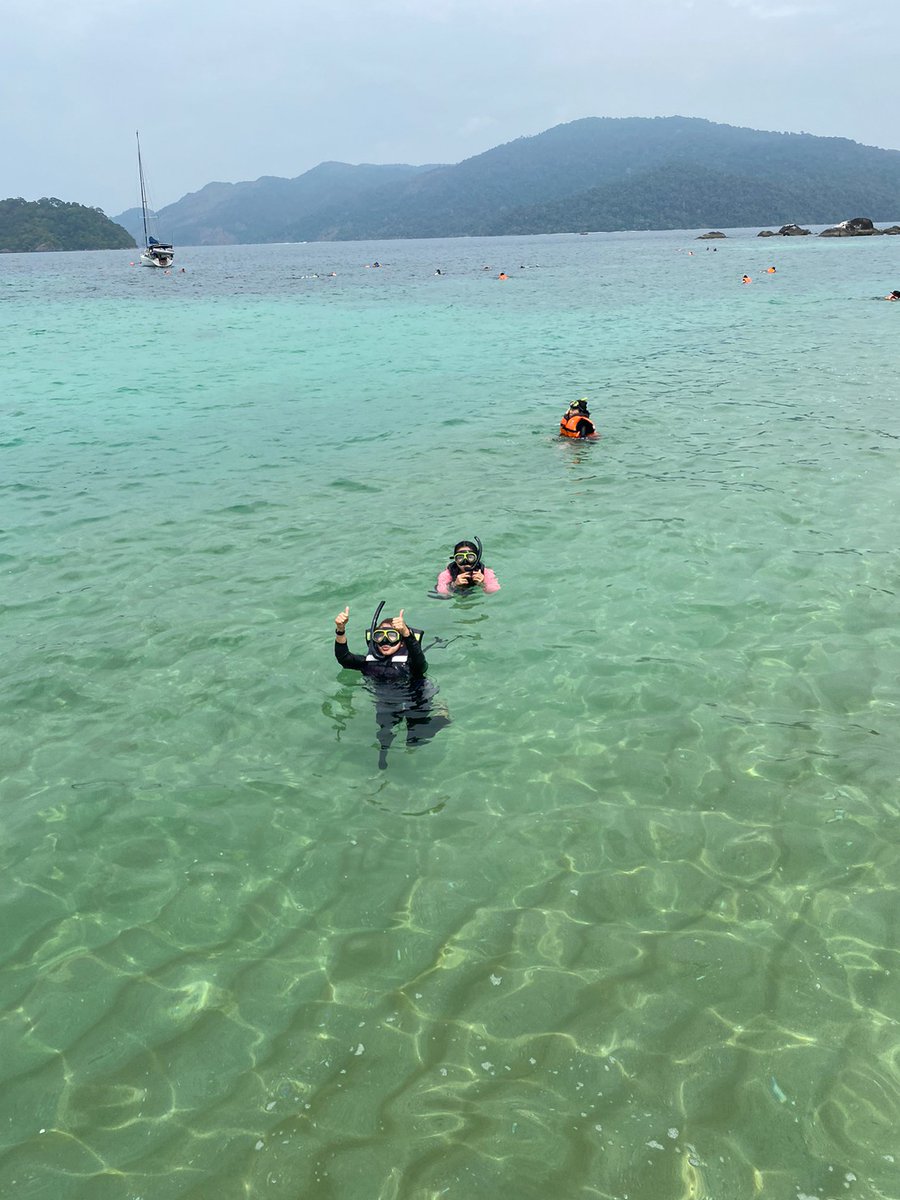 Supawadee5433's tweet image. “Can’t believe how clean this busy spot is—the community takes such good care of it👏
My sis and I had the best time splashing around all day!”🏝
#lipe #Thailand 
@SeaWorld
#B3TRBeach #CleanOceans