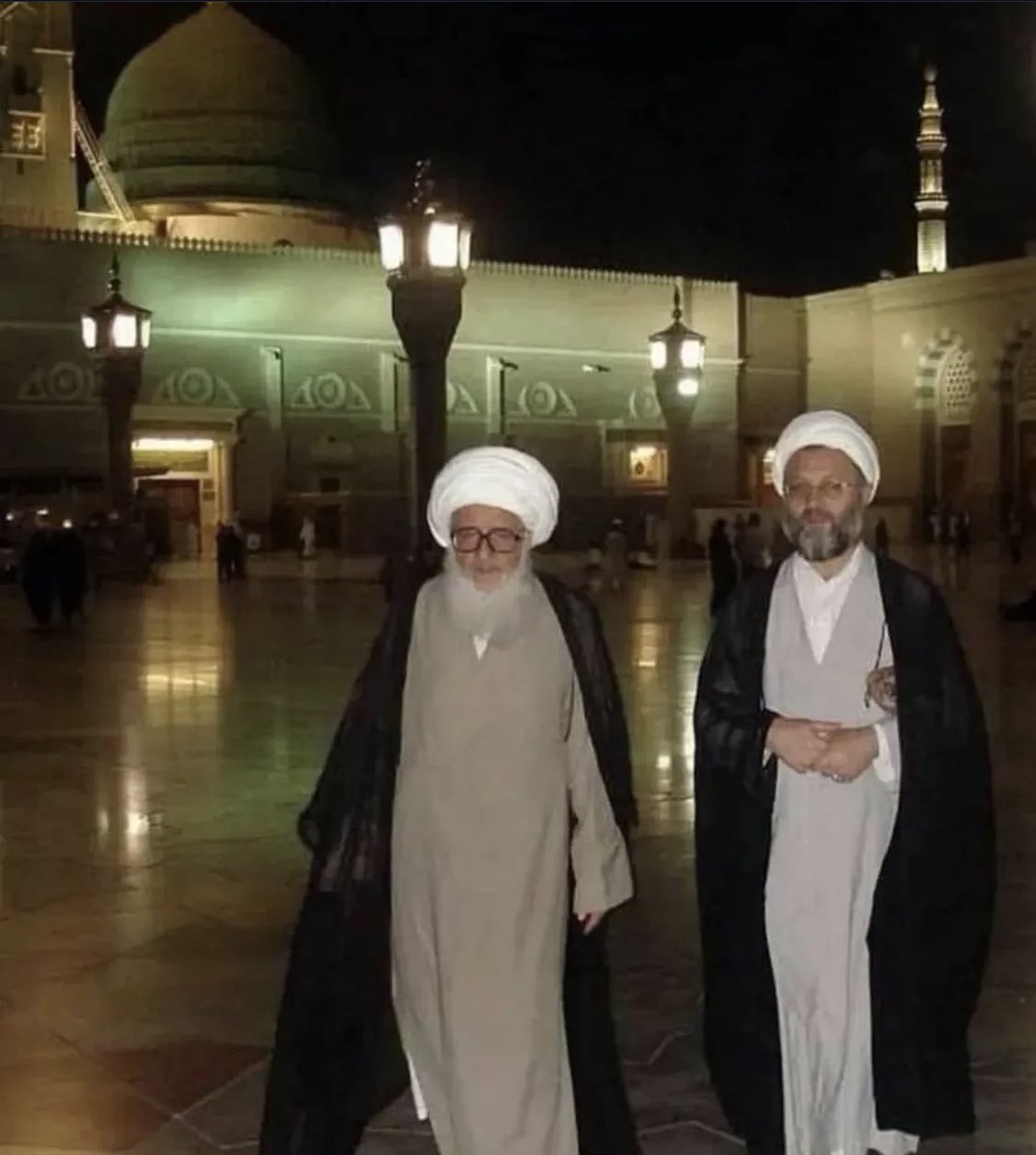 Ansar14_'s tweet photo. 🔹الشيخ الوحيد الخراساني "دام ظله" متحدثًا عن رسول الله محمد "صلى الله عليه وآله وسلم" :

- [ لذاته المقدسة "جلّ جلاله" علمان : علمٌ حمّله إلى الأنبياء والأولياء فكان في صورة الكتب السماوية ، لكن ما يضطرب الذهن في إدراكه هذا الذي لا يمكن أن يُتصوَّر له ثانٍ! ، وهو جلَّ وعلا صاحب العلم المخزون 

( وخزينة ذلك العلم قلب خاتم النبيين "صلى الله عليه وآله" ، - وخازنُ علمك - ولكن ليس العلم المشهود ، بل العلمُ المخزون ، هنا .. خرَّ إبراهيم إلى الأرض! ومن آدم إلى عيسى انحنوا عند قدميه! ، هو وحده خازنُ العلم المخزون ) ]¹ .

———————————————
1 . ممّا قاله سماحته في مقطع مصور