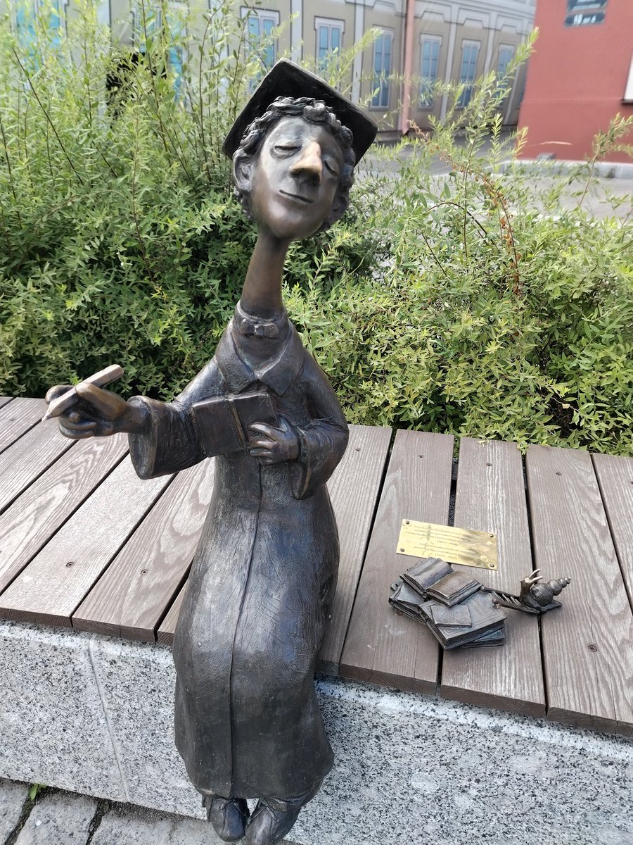 Paticheg's tweet photo. Добралась вчера до фонтана возле универа.

Потом внезапно обнаружила себя под окнами родной кафедры Оо

А фонтан ничего такой. И студент с улиткой милота просто) https://t.co/PPcb6jijaG