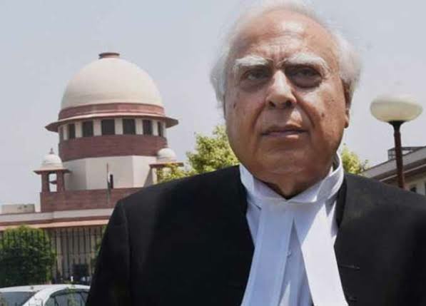 सुप्रीम कोर्ट ने आवारा कुत्तों पर अपने पुराने फैसले में संशोधन कर के नया फैसला सुनाया है.

नए फैसले में आवारा कुत्तों का स्टरलाइजेशन कर के उन्ही इलाकों में छोड़ना होगा जहां से उठाया गया था. बीमारी, आक्रामक और रैबीज वाले कुत्तों को शेल्टर होम में ही रखना होगा.

पहले का फैसला केवल