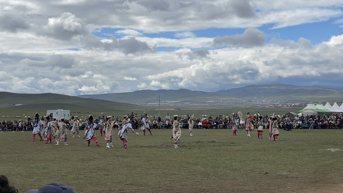 Налайхын урд, Тайж хайрханы энгэрт Дэлхийн нүүдэлчдийн соёлын наадам үзэх юмтай, хол ойрын зочид олонтой ажээ.