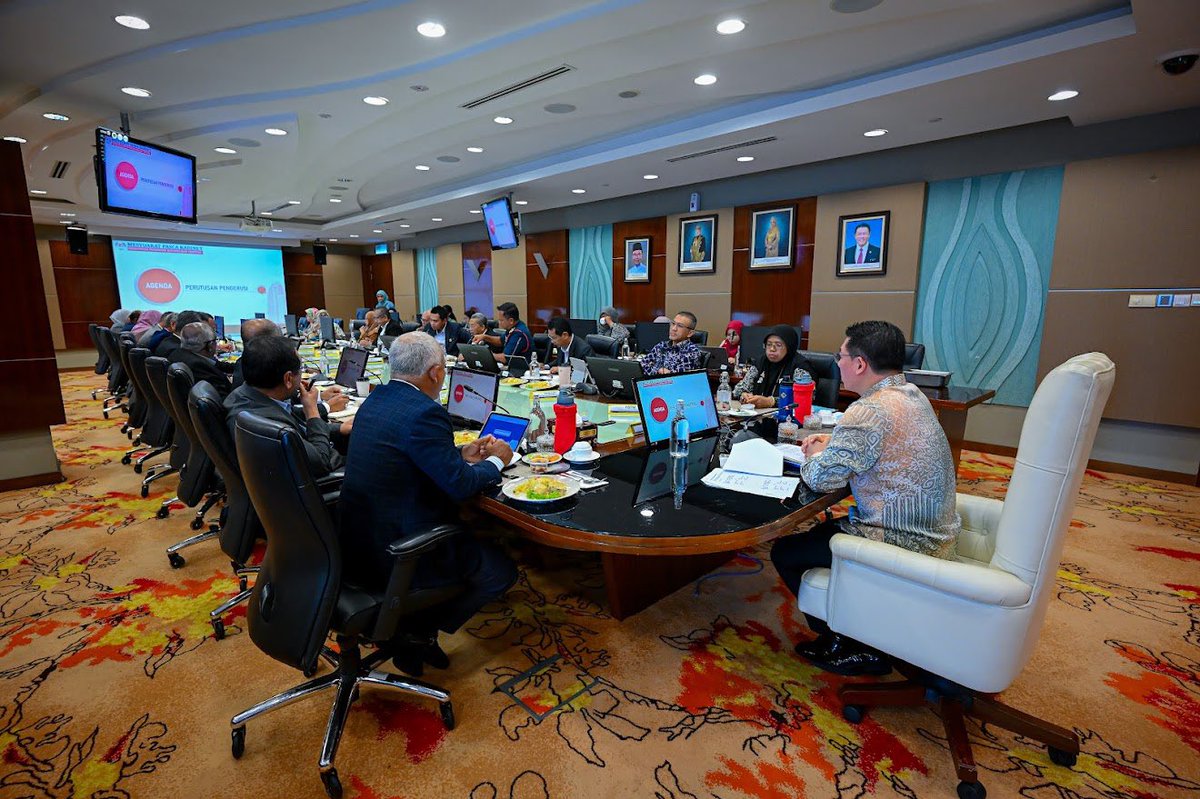 NgaKorMing's tweet photo. Petang ini sekali lagi saya mempengerusikan mesy pasca kabinet KPKT.

Setiap minggu @kpkt_gov akan memantau perlaksanaan dasar utk pastikan segala yg dirancang dpt dilaksanakan dgn tepat, cepat serta mengikut tatakelola baik yg ditegaskan oleh YAB PMX @anwaribrahim.

#KitaBoleh https://t.co/J3kETK308z