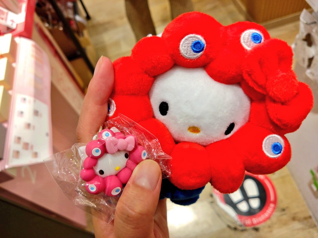 大阪駅うろついてたらミャクミャク×キティちゃんの再販現場に立ち会ってしまった

もちろん買いました