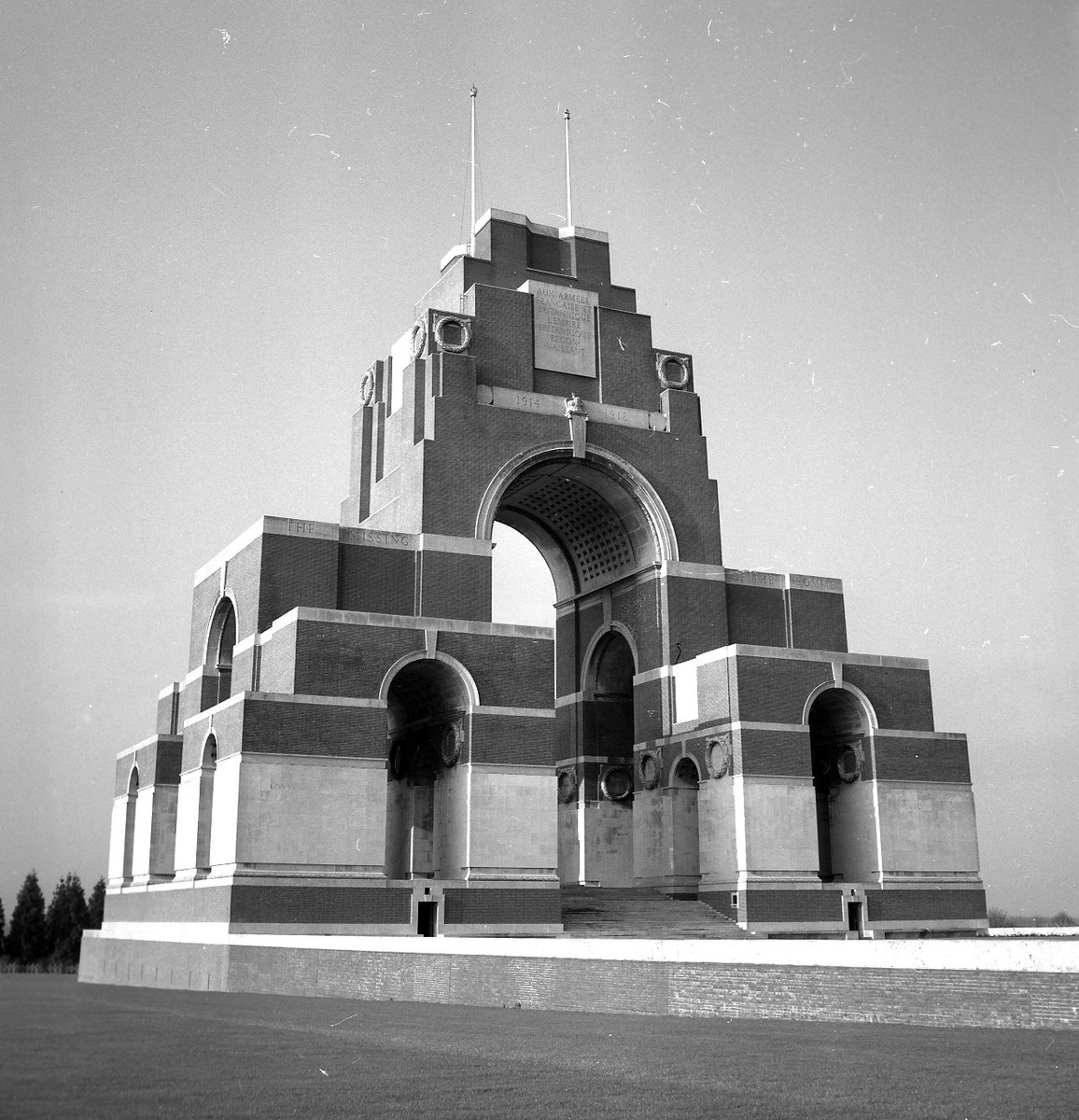 CWGC's tweet image. The Thiepval Memorial stands on the Somme as the largest Commonwealth war memorial in the world, commemorating more than 72,000 missing. But beyond its stone arches lies a powerful question: how do we collectively remember?

Explore the meaning of memorialisation in our latest…