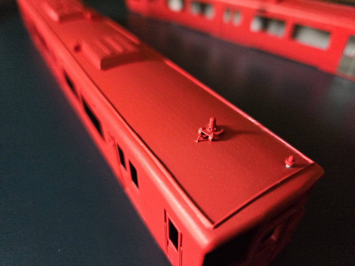 jbugauga's tweet photo. キハ200製作記その２
屋上機器関係です。
クーラーダクトはマックスモデル、無線アンテナはエコーモデルです。
一方でクーラーはキットのものを組み立てています。継ぎ目や切断面をきちんと処理するとホワイトメタルの他社製よりシャープです

#キハ200　#パーミル　#permil https://t.co/AA6o4l44pU