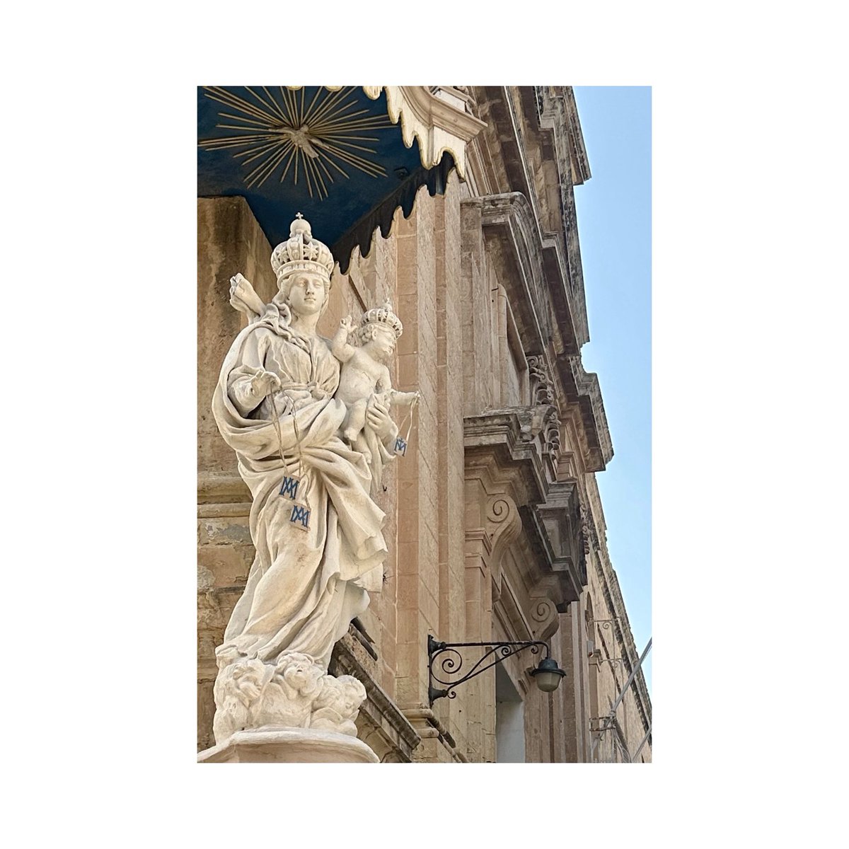 girolamo_fra's tweet photo. “Hai moltiplicato la gioia,
hai aumentato la letizia…
Perché tu hai spezzato il giogo che l’opprimeva,
la sbarra sulle sue spalle,
e il bastone del suo aguzzino”. Questo ha fatto la mano del Signore. Beato chi crede.
Amen! #dallaliturgiadelgiorno #22agosto #reginadellapace https://t.co/SiQwtl18eM