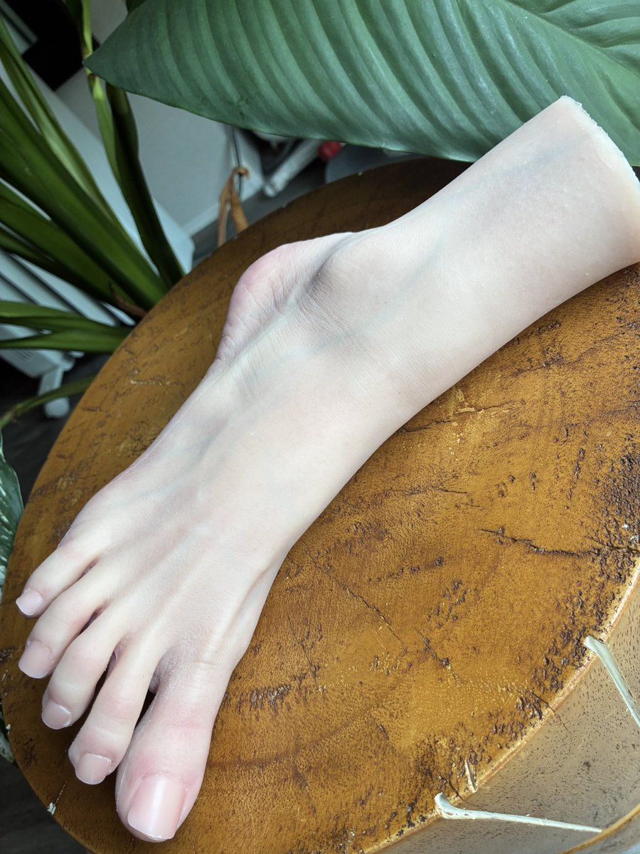 kzkfetish's tweet photo. 足!
2サイズあって小さい方は小柄な女性のサイズ感🦶
使用感は自分にはホールが小さくてキツかったけど、踏まれる感じのビジュはMじゃない自分にも刺さりました🤲🏻
ホールとしては大きいのオススメ↓
Doll Senior #S701 奈也(Not ye) 足モデルラブドール https://t.co/DzWRh6nSRm
#dollsenior https://t.co/aaWxfbF4Bo