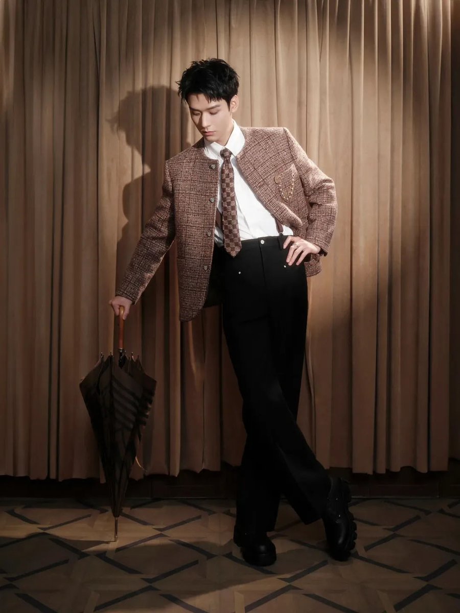 Fashion_Critic_'s tweet photo. Heritage tailoring, modern charm — Gong Jun redefines suave at the W China Annual Gala in Louis Vuitton

https://t.co/Eu2l3tF2uZ https://t.co/sT75oKFIbI