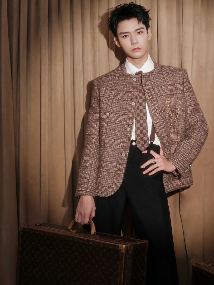Fashion_Critic_'s tweet photo. Heritage tailoring, modern charm — Gong Jun redefines suave at the W China Annual Gala in Louis Vuitton

https://t.co/Eu2l3tF2uZ https://t.co/sT75oKFIbI