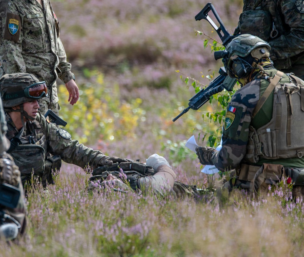 EMADmde's tweet photo. Los ingenieros españoles del Battlegroup Multinacional @NATOMNBlatvia, desplegado en Letonia, junto a militares de seis países aliados, finalizan el ejercicio #Verboom. Adiestramiento en apertura de brechas, construcción y destrucción de obstáculos para incrementar la seguridad colectiva en el flanco este. 
#MOPS @EjercitoTierra #BRIX