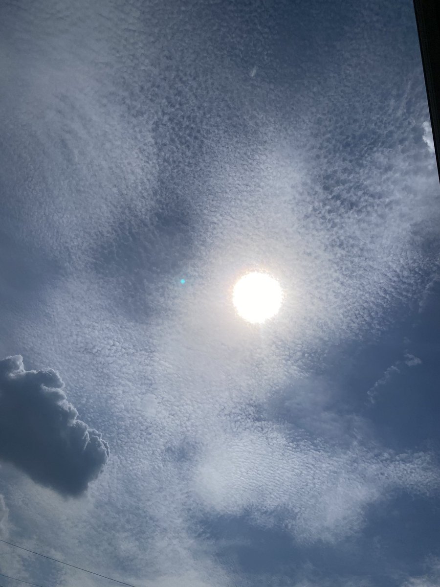 今日 お空が凄かった✨️✨️✨️🥰

やっぱり 変化の時だね～

そんな私は この2日間 仕事を休みました😅
腰痛でね。
おうちでゴロゴロしてました😊

いつも本当にありがとうございます🙏😊🌸🌸🌸🙇‍♂️