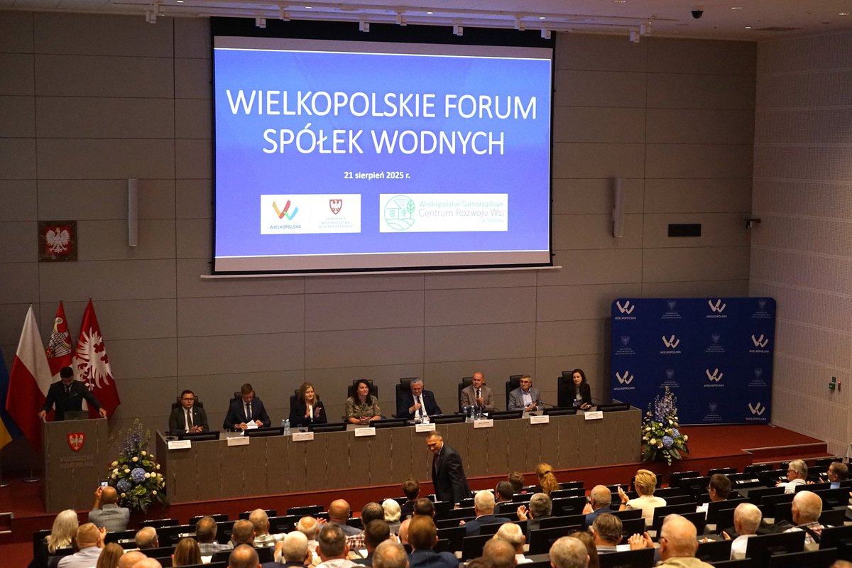 WodyPolskie's tweet photo. Wielkopolskie Forum Spółek Wodnych stało się miejscem merytorycznej rozmowy i prezentacji dobrych praktyk gospodarowania wodą na terenach wiejskich.💧🚜#StopSuszy
📌W wydarzeniu wzięła udział wiceprezes #WodyPolskie Magdalena Żmuda oraz dyrektor @RZGWPoznan Michał Wierzbicki. https://t.co/dC5SZh8QU1