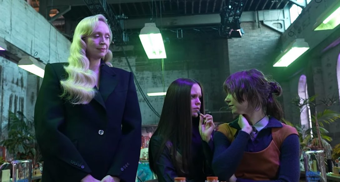 cairoswife's tweet image. Emma and Jenna staring at each other while Gwen just admires them