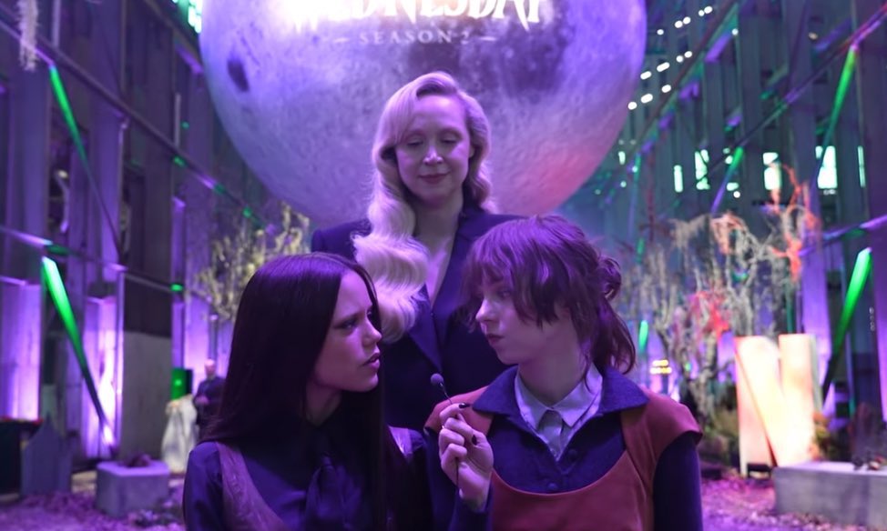 cairoswife's tweet image. Emma and Jenna staring at each other while Gwen just admires them