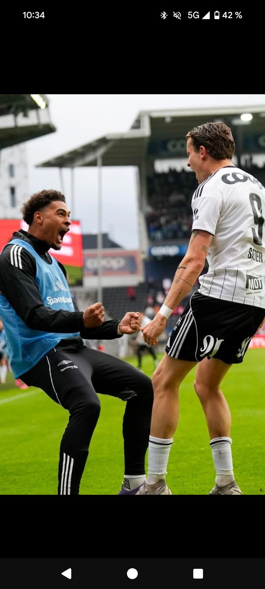 "Vi ska sitt bakerst i bussen te Værnes, Noah"