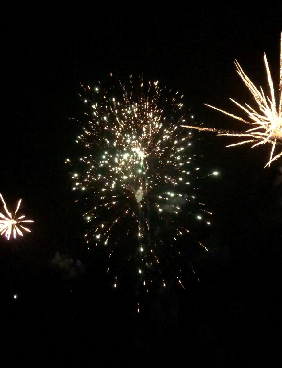 🎆 Ciudad Real despedirá esta noche su Feria y Fiestas 2025 con el tradicional espectáculo pirotécnico de fuegos artificiales.

🎇137 kilos de pólvora en 15 minutos los que iluminen el cielo de nuestra ciudad para poner el broche a las fiestas.

#FeriaCR25 #fuegosartificiales