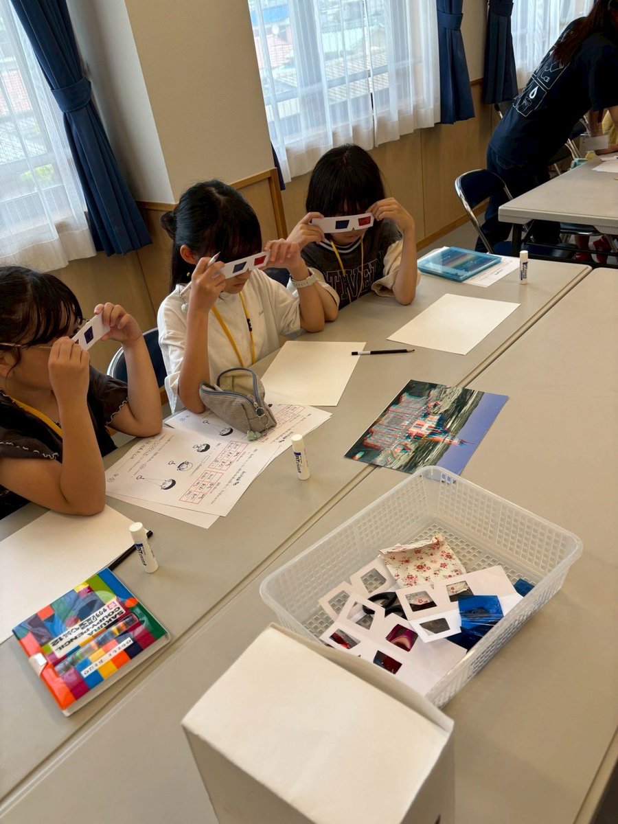 feeleducation's tweet photo. こんにちは、九州大学F.E.E.L.です！
今日は前原南コミュニティセンターにて「目の不思議」の講座を行いました！
目がふたつある理由、そしてものが立体的に見えるしくみをわかっていただけたでしょうか！ https://t.co/k3zHwBIk4E