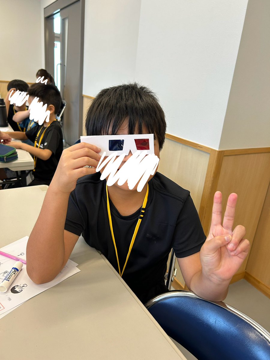 feeleducation's tweet photo. こんにちは、九州大学F.E.E.L.です！
今日は前原南コミュニティセンターにて「目の不思議」の講座を行いました！
目がふたつある理由、そしてものが立体的に見えるしくみをわかっていただけたでしょうか！ https://t.co/k3zHwBIk4E
