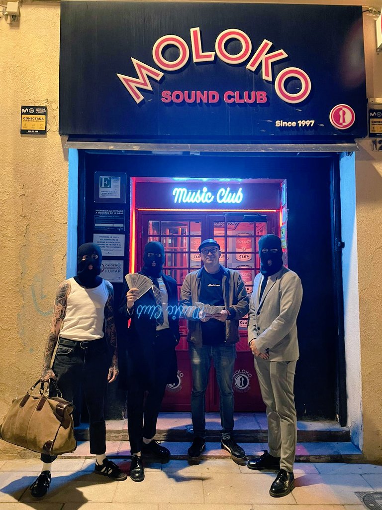 MOLOKO SOUND CLUB (@molokosoundclub) on Twitter photo ESTA NOCHE EMPEZAMOS NUEVO CURSO!! Aquí una foto del video que grabaron nuestros amigos <a href="/anbl_lee/">Anabel Lee</a> (muy recomendables) en el Moloko para la canción "Ven a jugar " Bandaza!!
#lamusicaesnuestracultura #molokosoundclub #anabellee #indierock #molokonights #unaenelmolokoyacasa ESTA NOCHE EMPEZAMOS NUEVO CURSO!! Aquí una foto del video que grabaron nuestros amigos <a href="/anbl_lee/">Anabel Lee</a> (muy recomendables) en el Moloko para la canción "Ven a jugar " Bandaza!!
#lamusicaesnuestracultura #molokosoundclub #anabellee #indierock #molokonights #unaenelmolokoyacasa