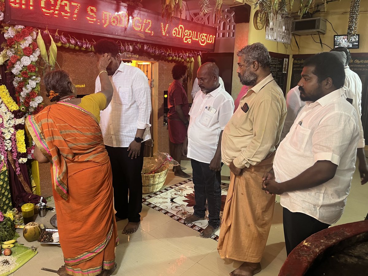 VCKkarikalan's tweet photo. சிவலிங்கபுரம் முத்துமாரியம்மன் கோவில் திருவிழா பங்கேற்றேன் ஆலய நிர்வாகிகள் சிறப்பு செய்தனர் https://t.co/uINMuDN7Qi